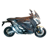 Coprigambe Termoscud R186X, un coprigambe impermeabile con fodera termica. In uso su scooter. Di TUCANO URBANO.
